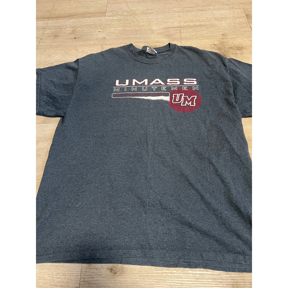 UMass Minutemen T Shirt Mens XL Charcoal Grey Gildan‎ Ultra Cotton NCAA Graphic